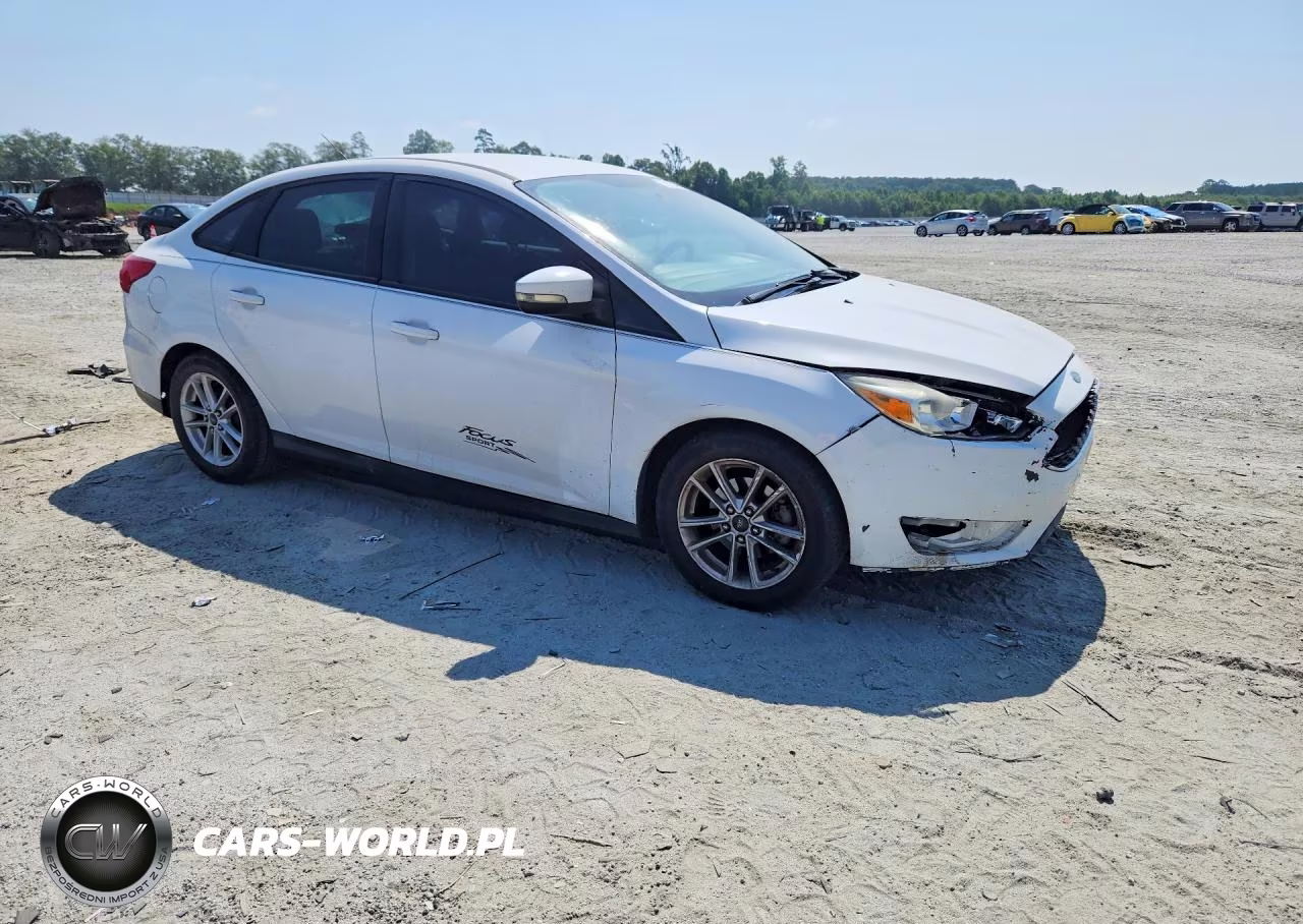 2015 Ford Focus Se VIN:1FADP3F27FL205738 - 4