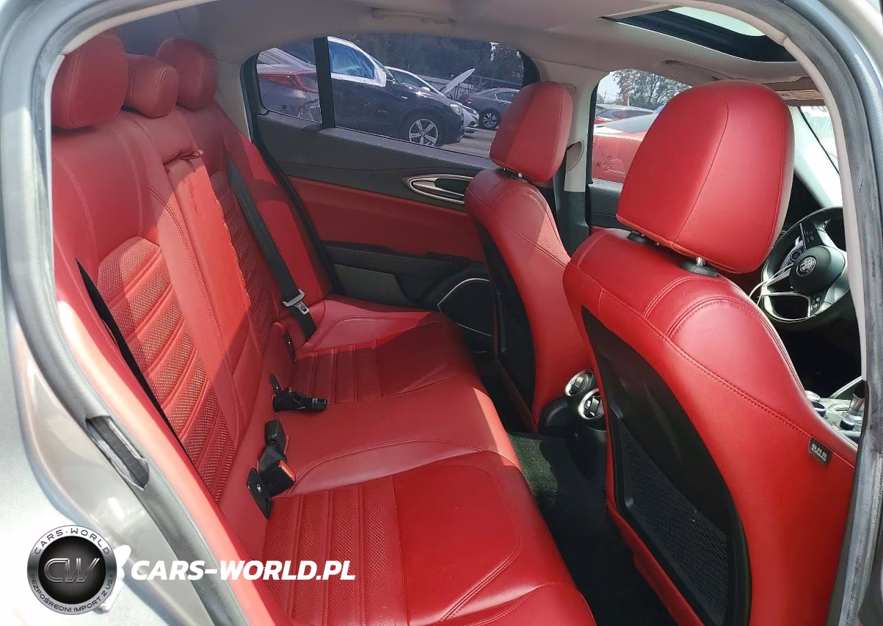 2018 Alfa Romeo Giulia Ti VIN:ZARFAECN2J7583021 - 10