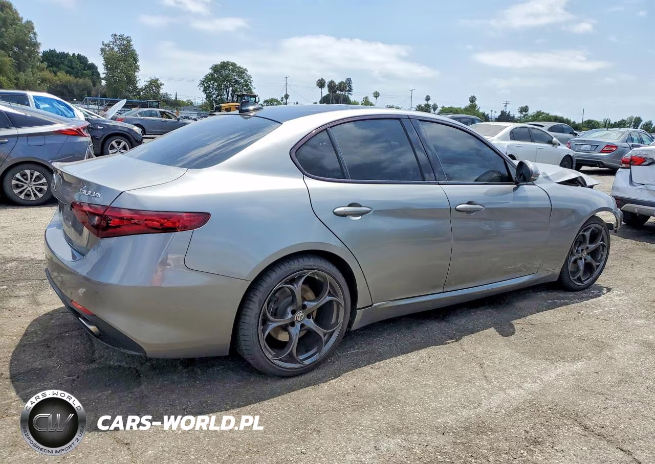 2018 Alfa Romeo Giulia Ti VIN:ZARFAECN2J7583021 - 3