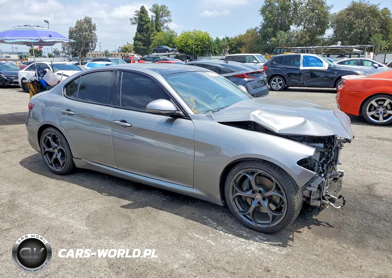 2018 Alfa Romeo Giulia Ti VIN:ZARFAECN2J7583021 - 4
