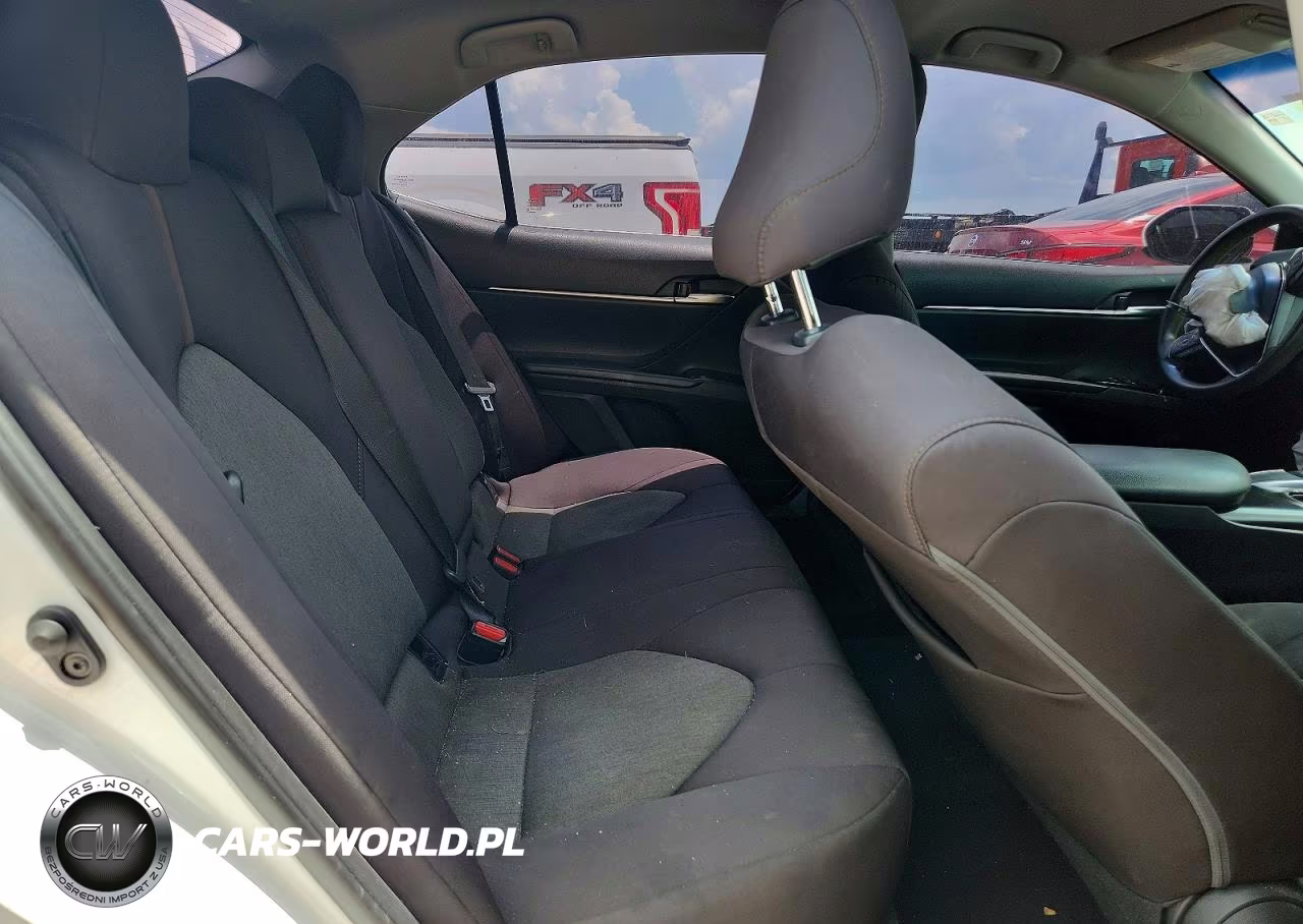 2018 Toyota Camry Le VIN:4T1B11HK2JU642792 - 10