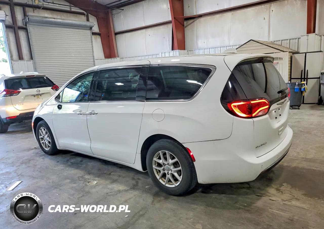 2020 Chrysler Pacifica Touring VIN:2C4RC1FG2LR158892 - 2