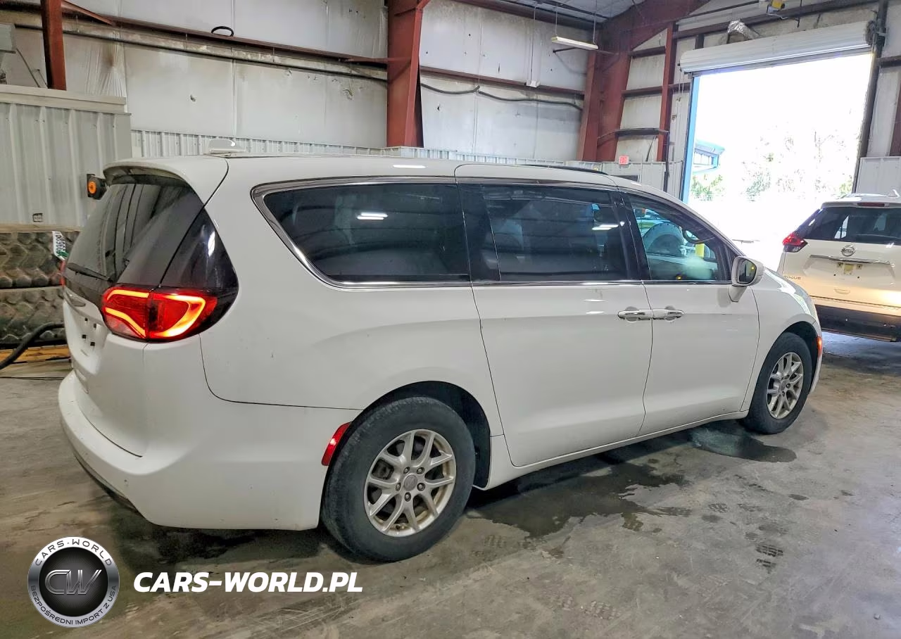 2020 Chrysler Pacifica Touring VIN:2C4RC1FG2LR158892 - 3