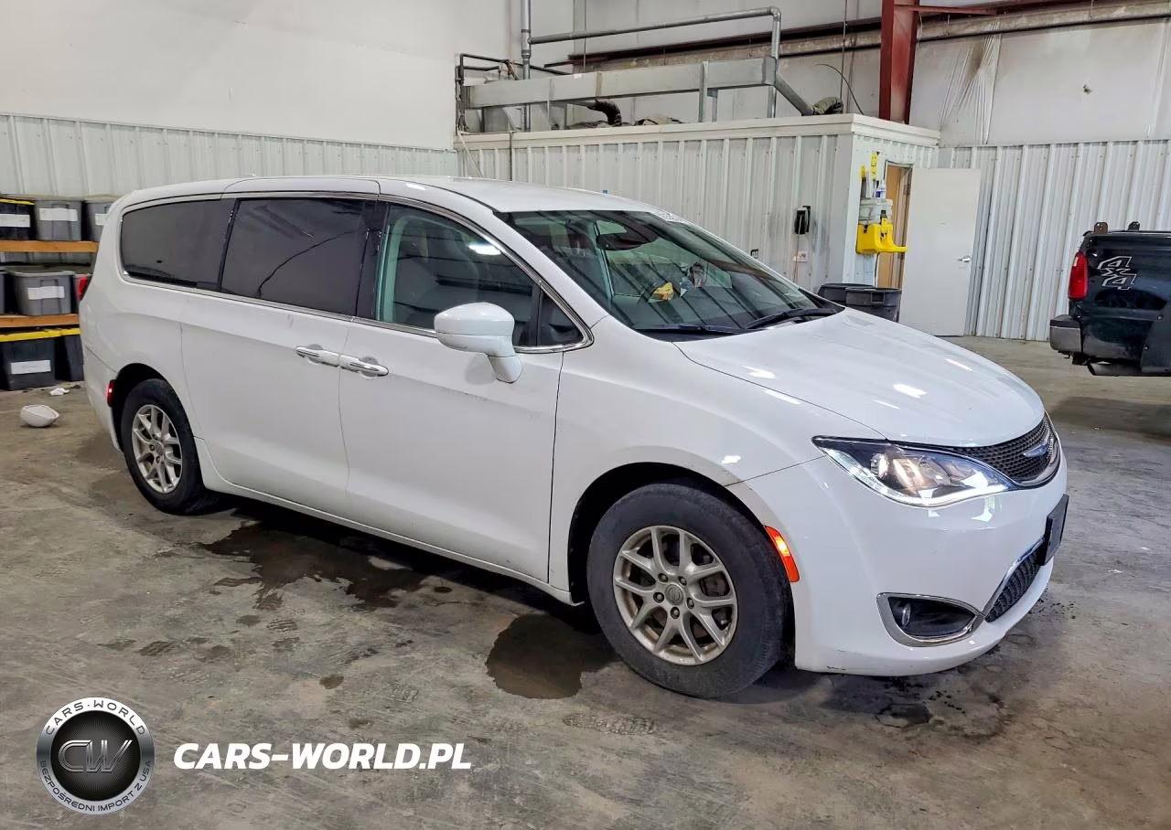 2020 Chrysler Pacifica Touring VIN:2C4RC1FG2LR158892 - 4