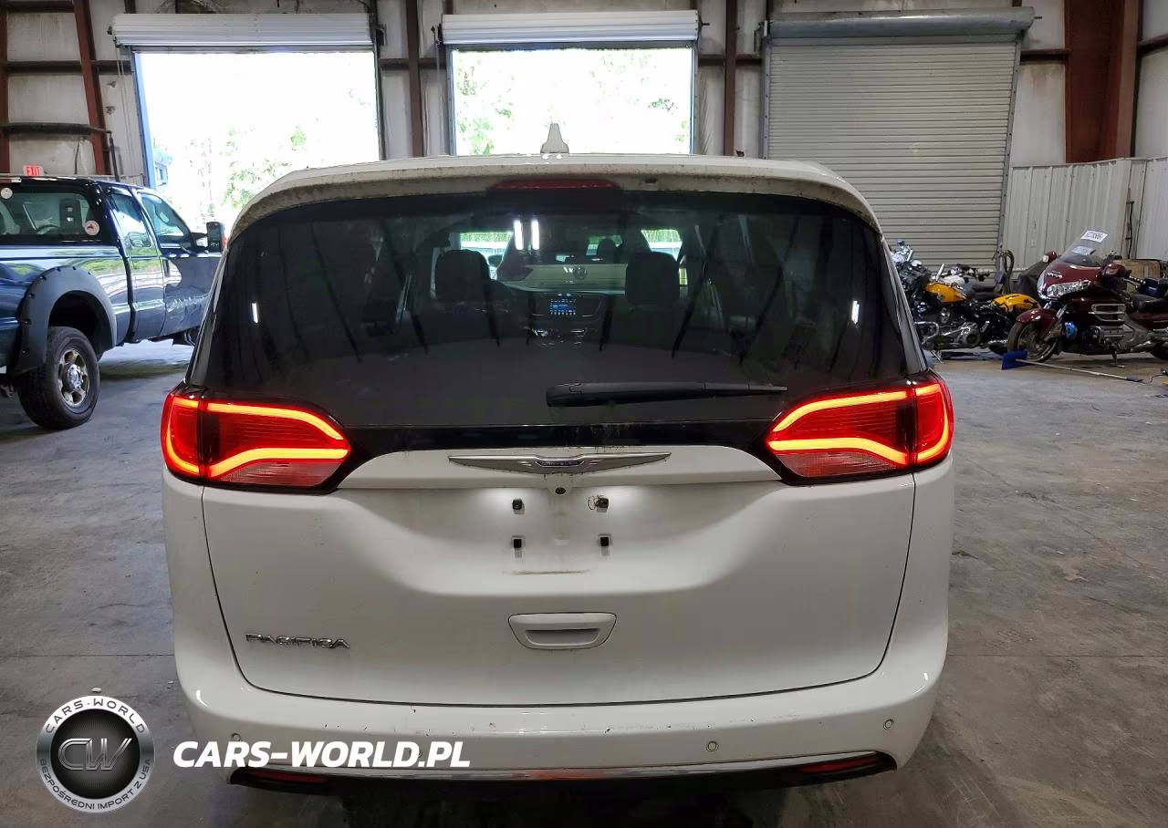 2020 Chrysler Pacifica Touring VIN:2C4RC1FG2LR158892 - 6