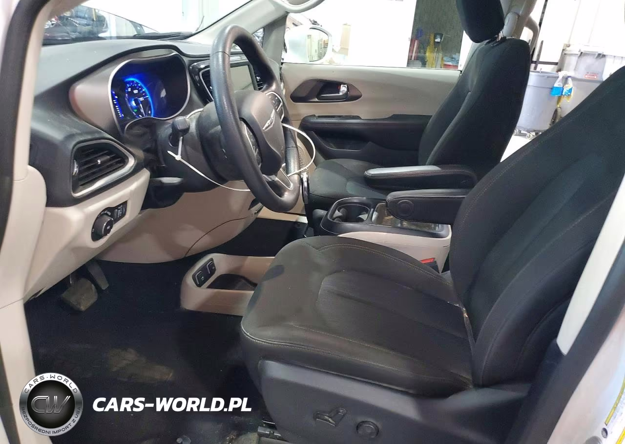 2020 Chrysler Pacifica Touring VIN:2C4RC1FG2LR158892 - 7