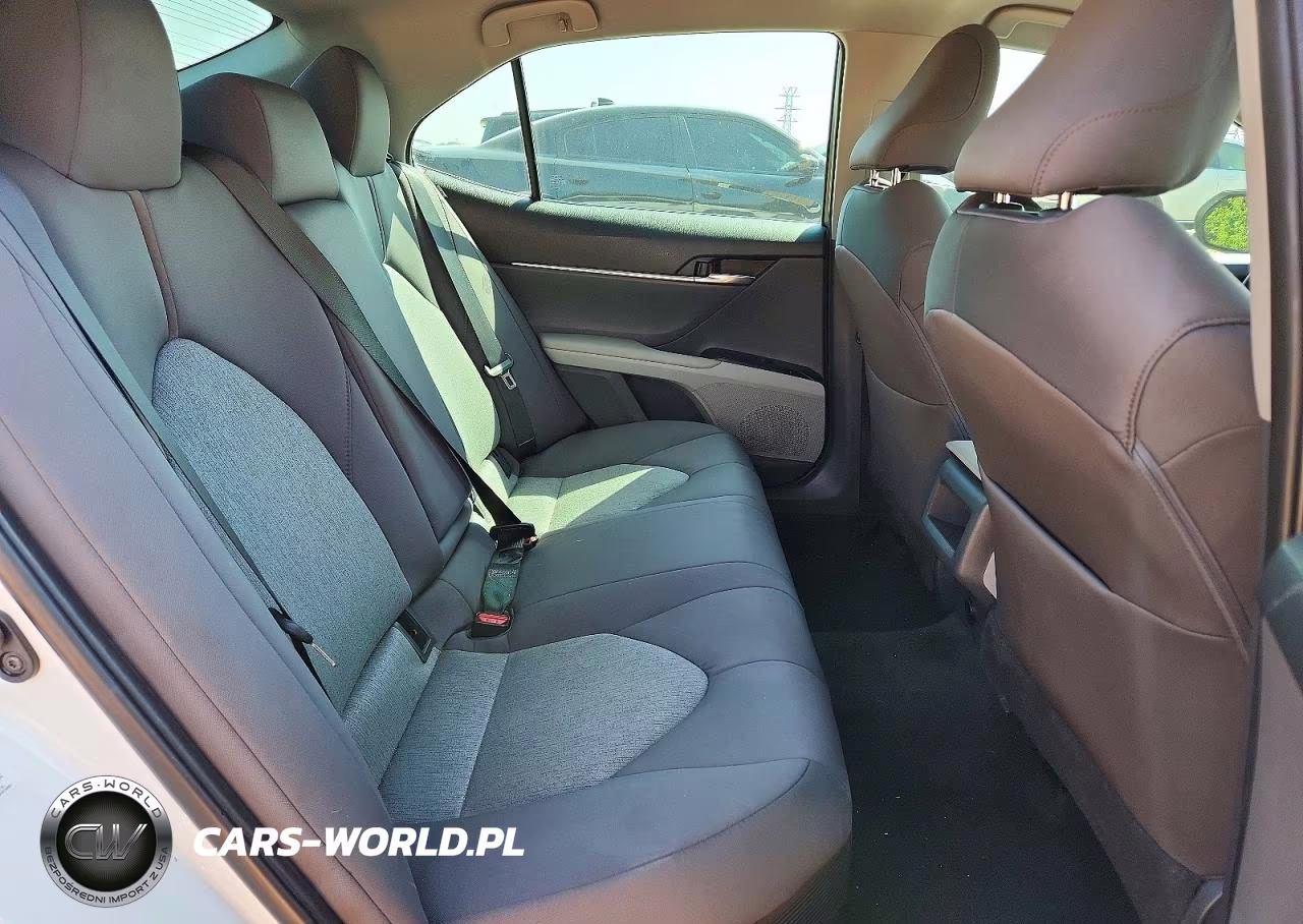 2018 Toyota Camry Le VIN:4T1B31HKXJU502855 - 10