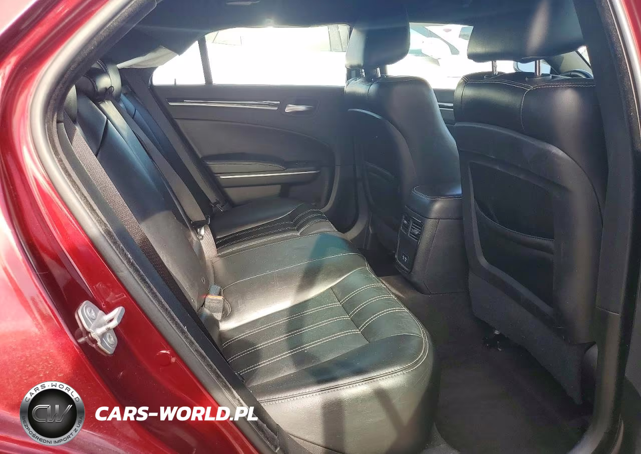 2019 Chrysler 300 S VIN:2C3CCABG5KH654015 - 10