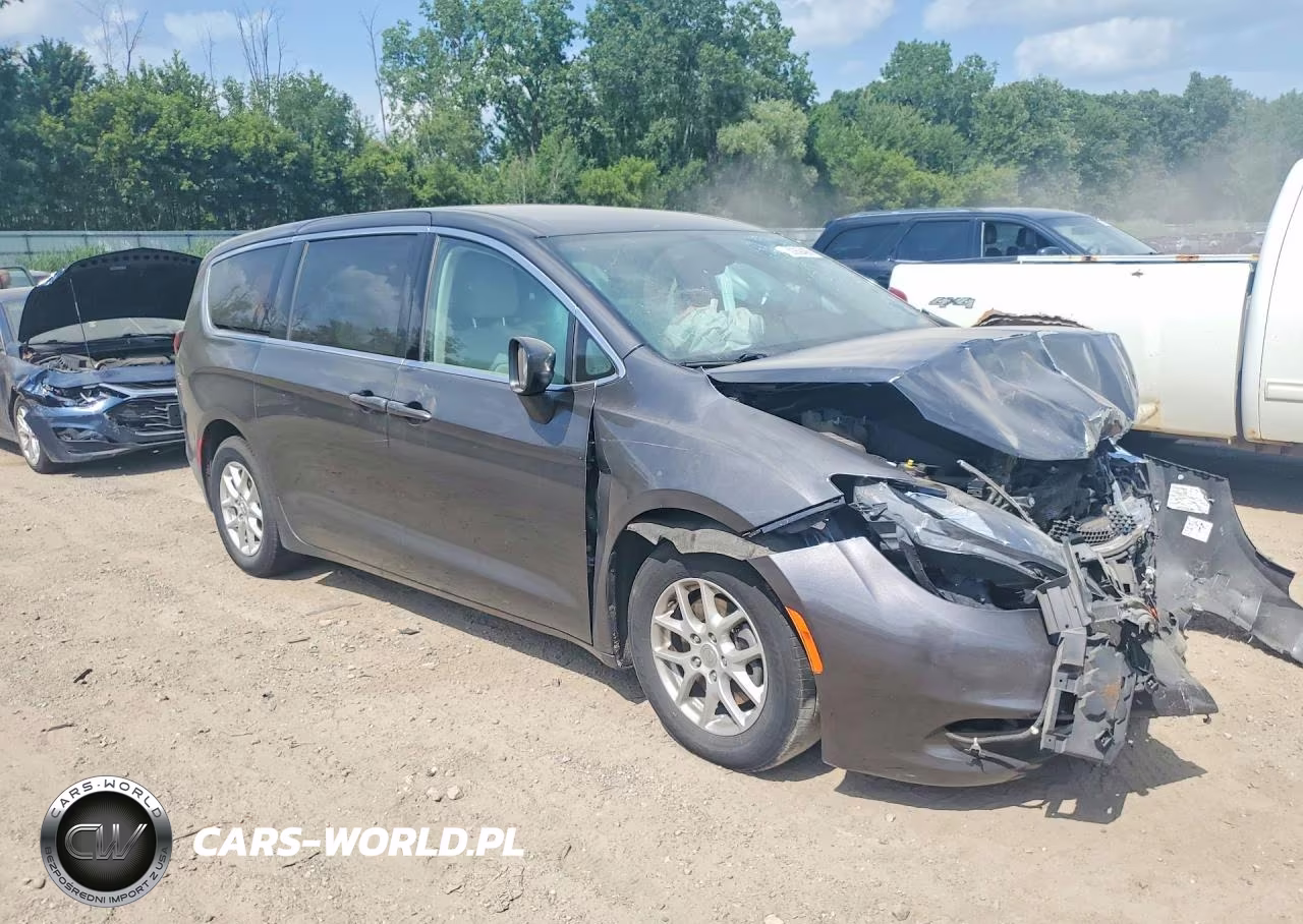 2017 Chrysler Pacifica Touring VIN:2C4RC1DG7HR533704 - 4