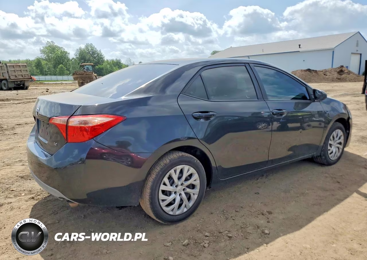 2018 Toyota Corolla Le VIN:5YFBURHEXJP812446 - 3