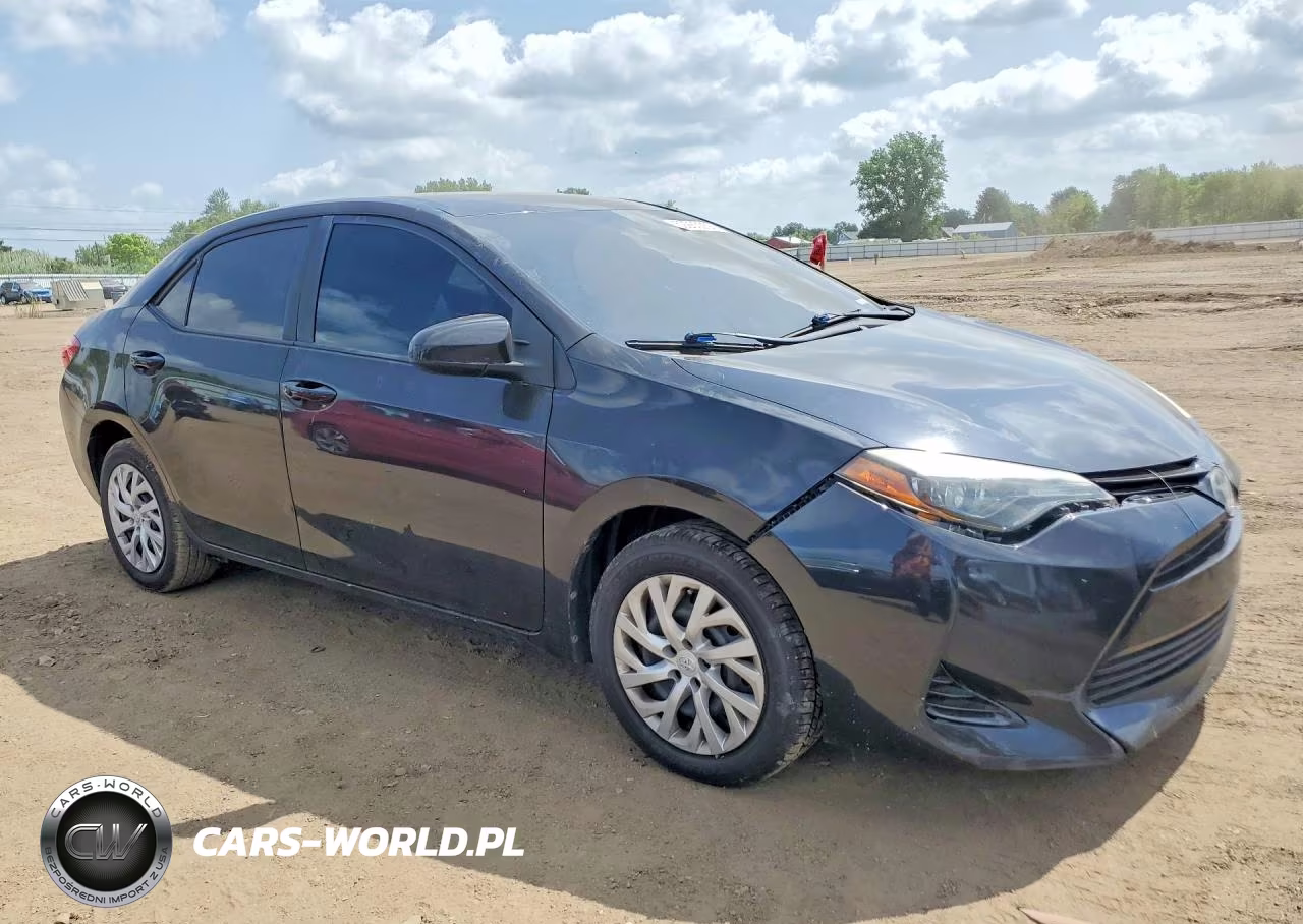 2018 Toyota Corolla Le VIN:5YFBURHEXJP812446 - 4