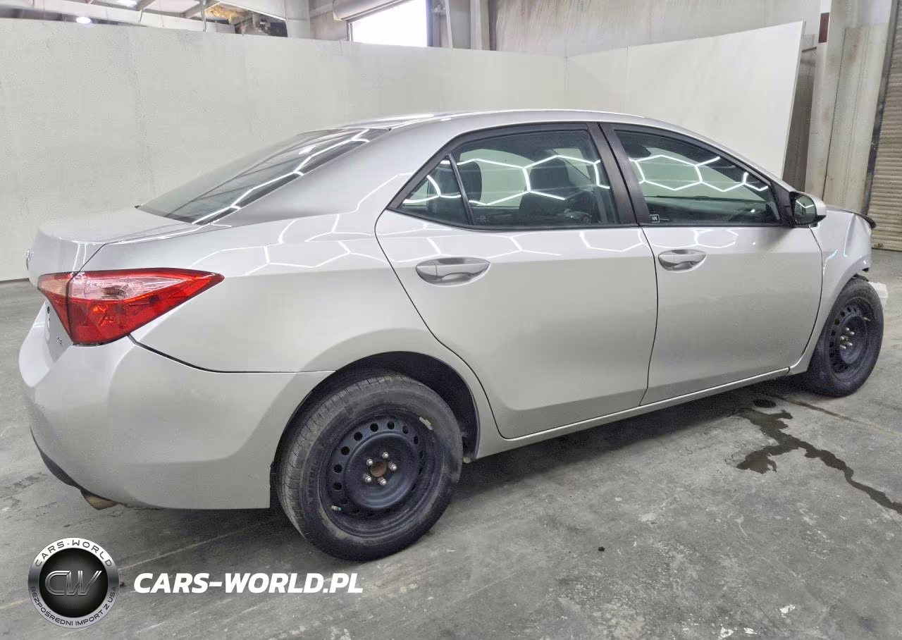 2018 Toyota Corolla Le VIN:2T1BURHE8JC088773 - 3