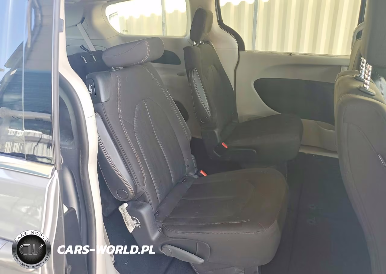 2020 Chrysler Pacifica Touring VIN:2C4RC1FG8LR128909 - 11