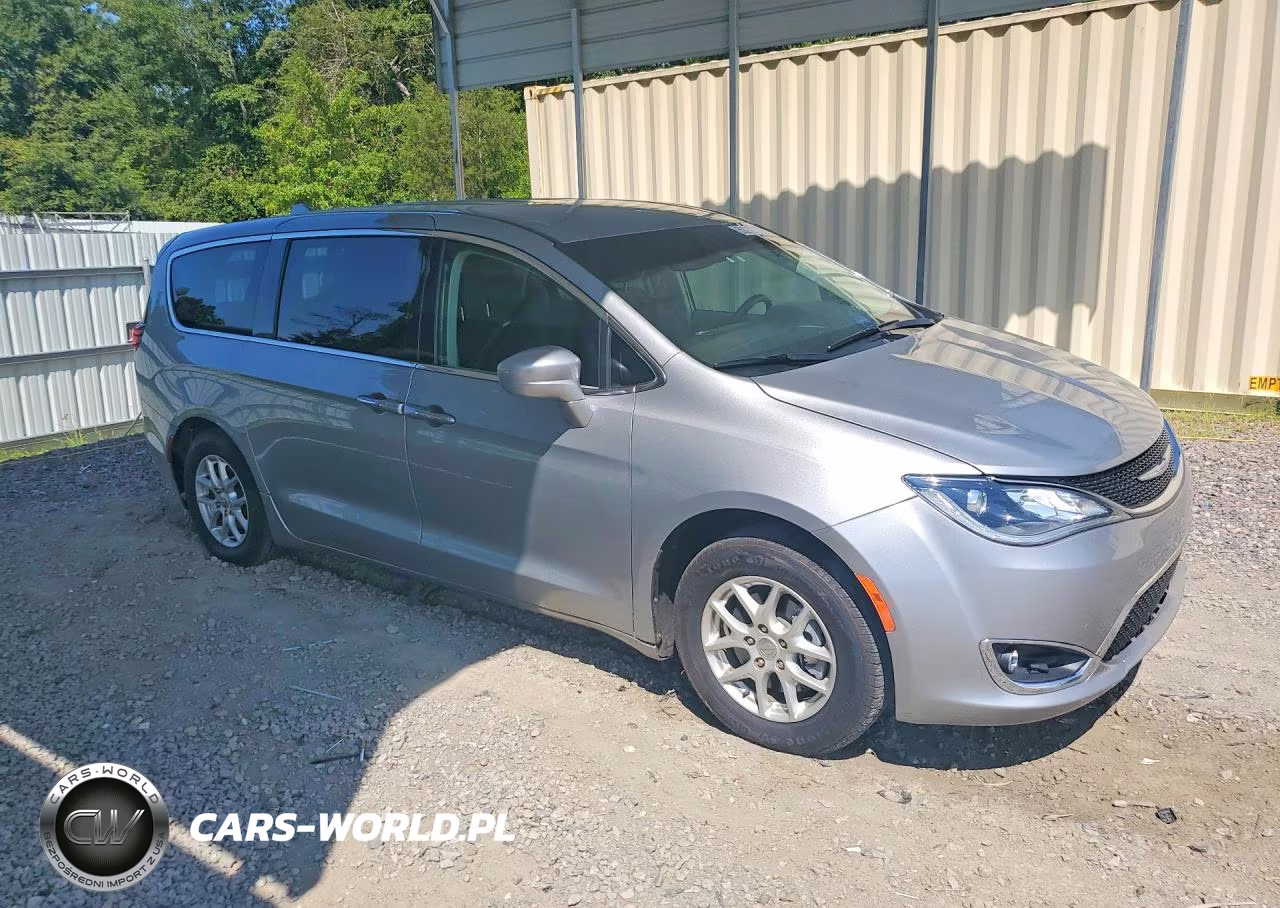 2020 Chrysler Pacifica Touring VIN:2C4RC1FG8LR128909 - 4