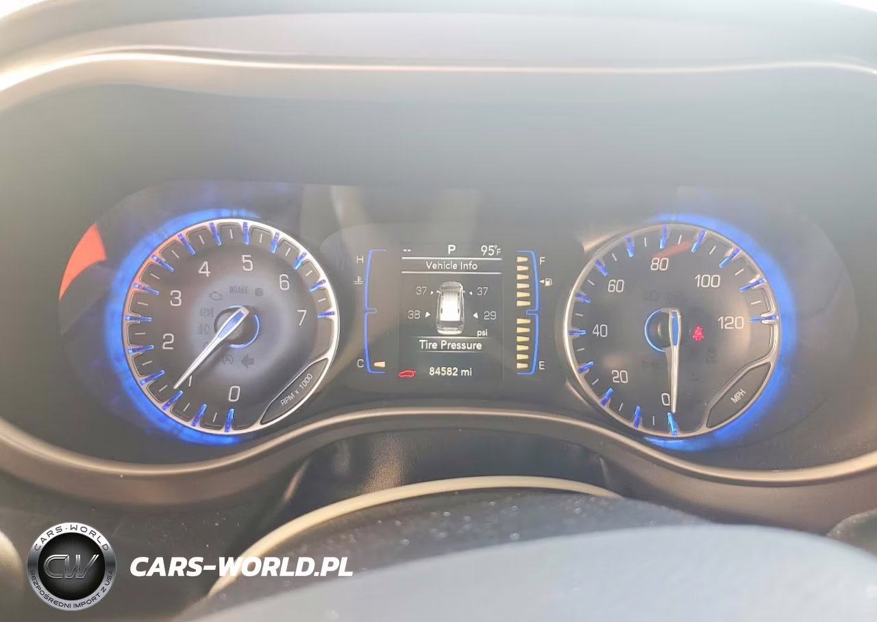 2020 Chrysler Pacifica Touring VIN:2C4RC1FG8LR128909 - 9