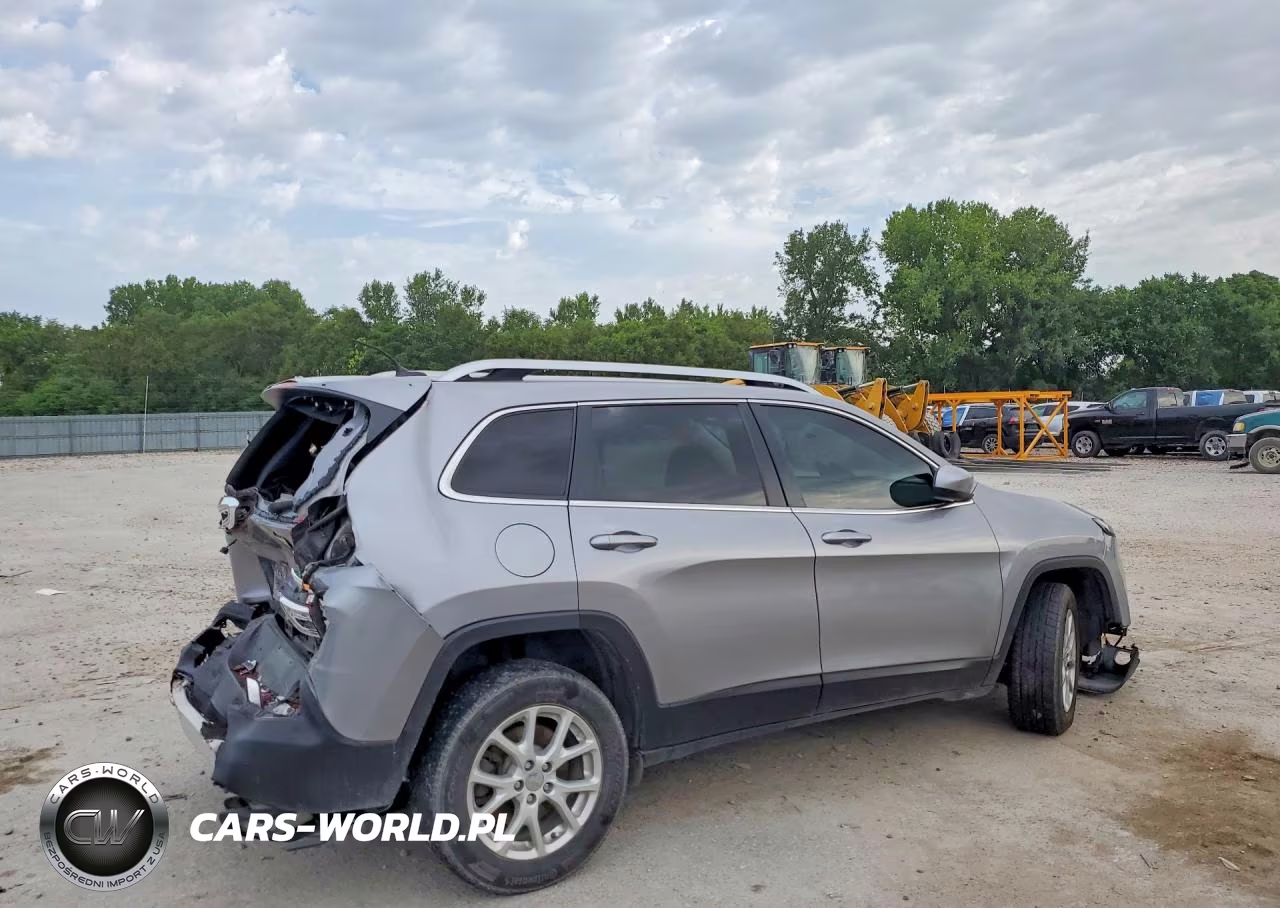 2017 Jeep Cherokee Latitude VIN:1C4PJMCS6HD238052 - 3