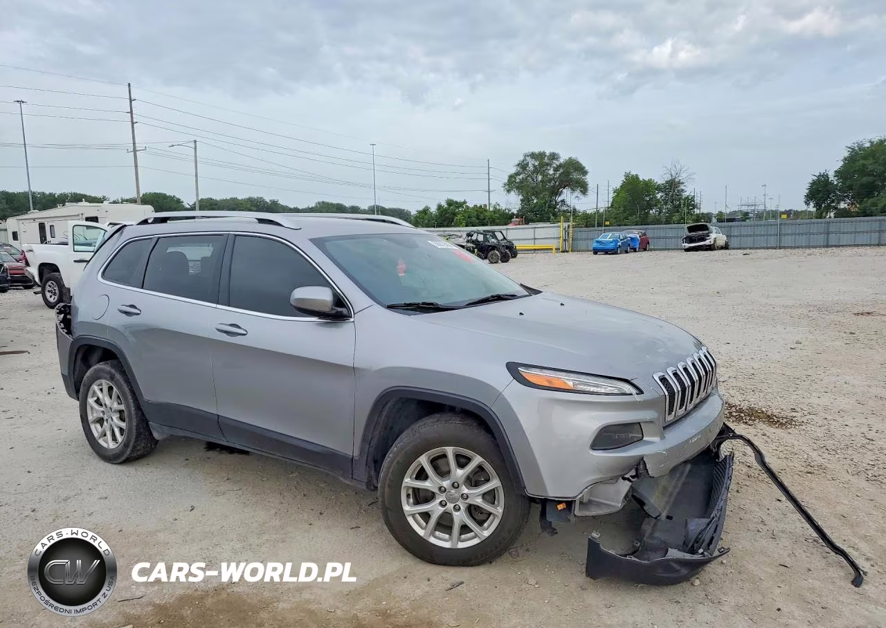 2017 Jeep Cherokee Latitude VIN:1C4PJMCS6HD238052 - 4