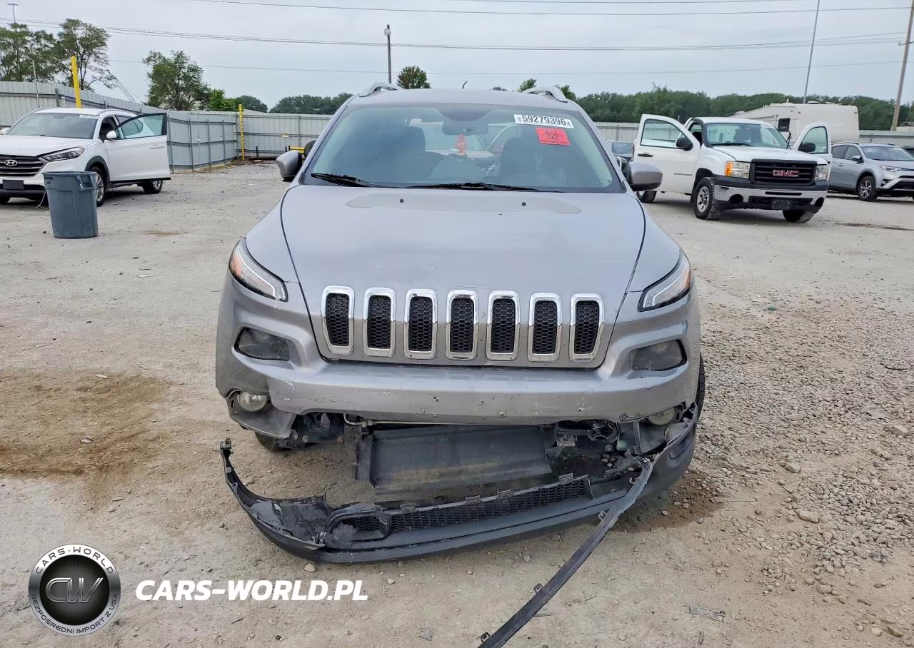 2017 Jeep Cherokee Latitude VIN:1C4PJMCS6HD238052 - 5