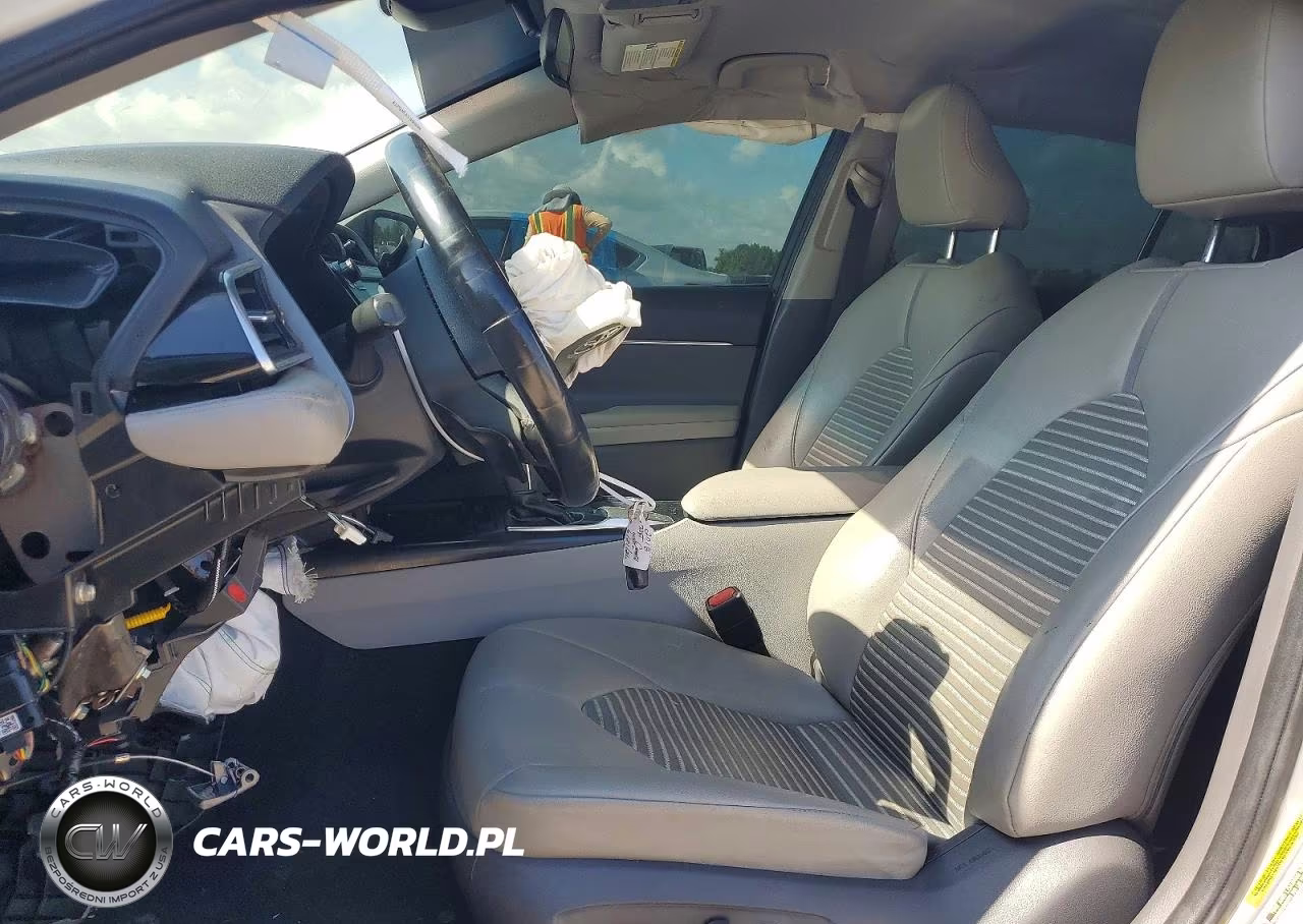 2018 Toyota Camry L Automatic VIN:4T1B11HK9JU083855 - 7
