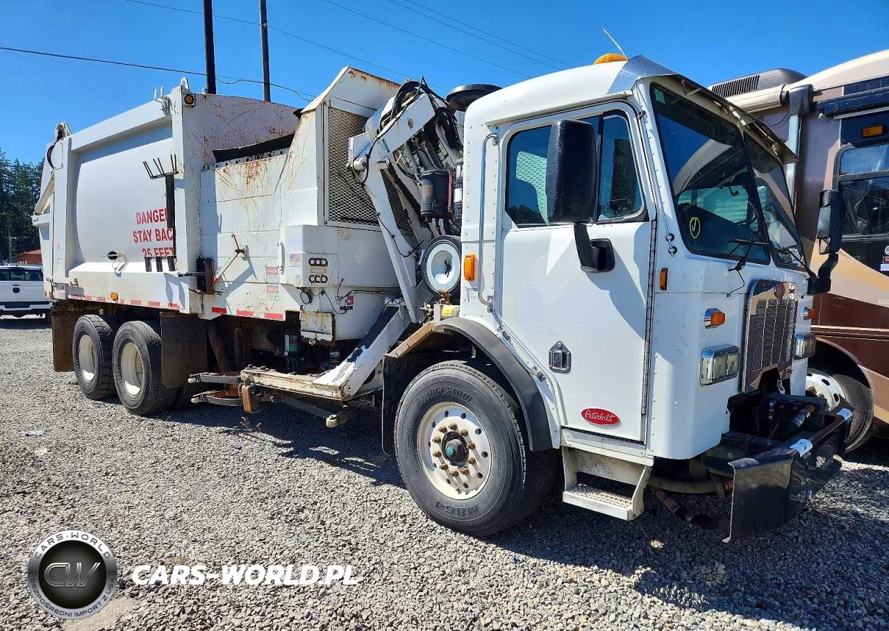 2013 Peterbilt 320 Refuse Truck