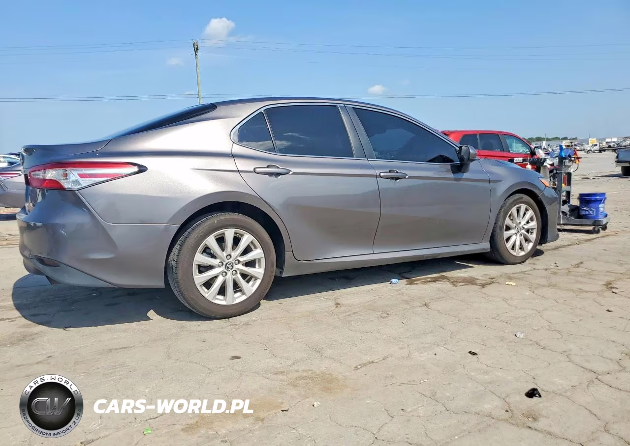 2018 Toyota Camry Le VIN:4T1B11HK7JU565031 - 3