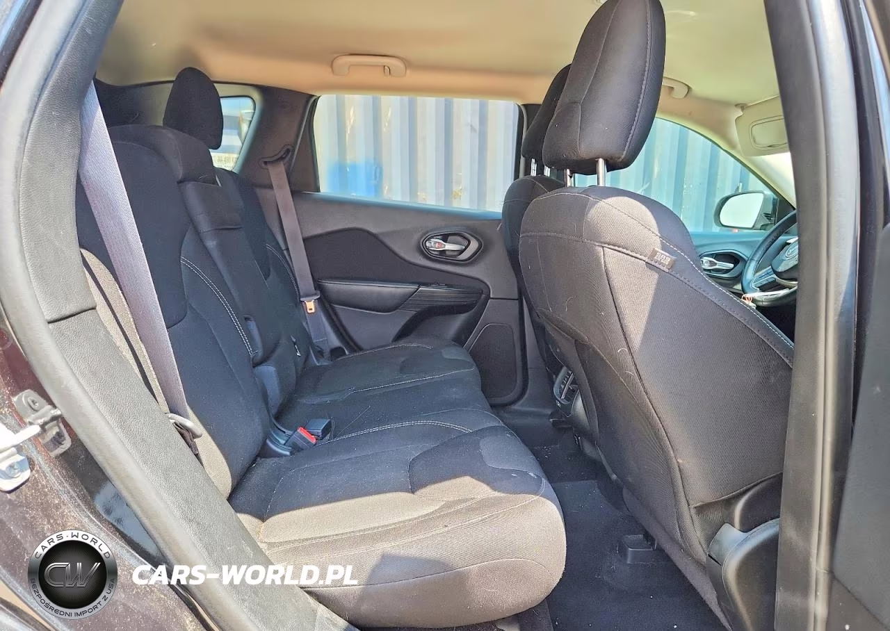 2015 Jeep Cherokee Latitude VIN:1C4PJLCB1FW770689 - 10