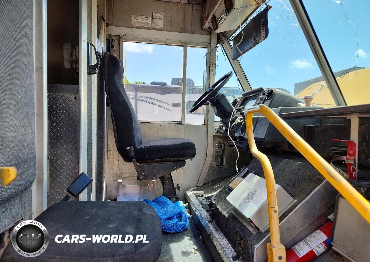 2002 Freightliner Chassis M Line Walk-In Van VIN:4UZAANCP62CK26533 - 7