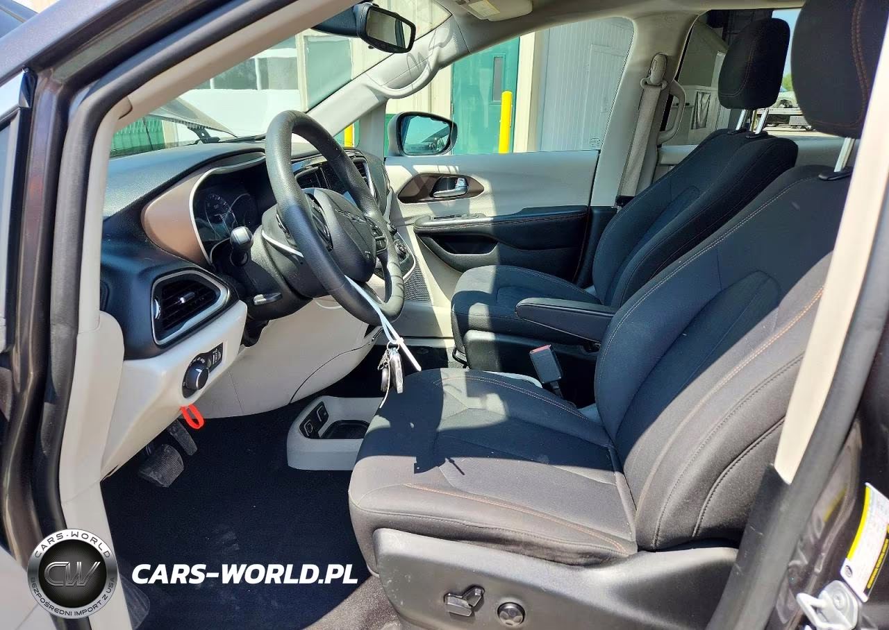 2017 Chrysler Pacifica Touring VIN:2C4RC1DG2HR552385 - 7