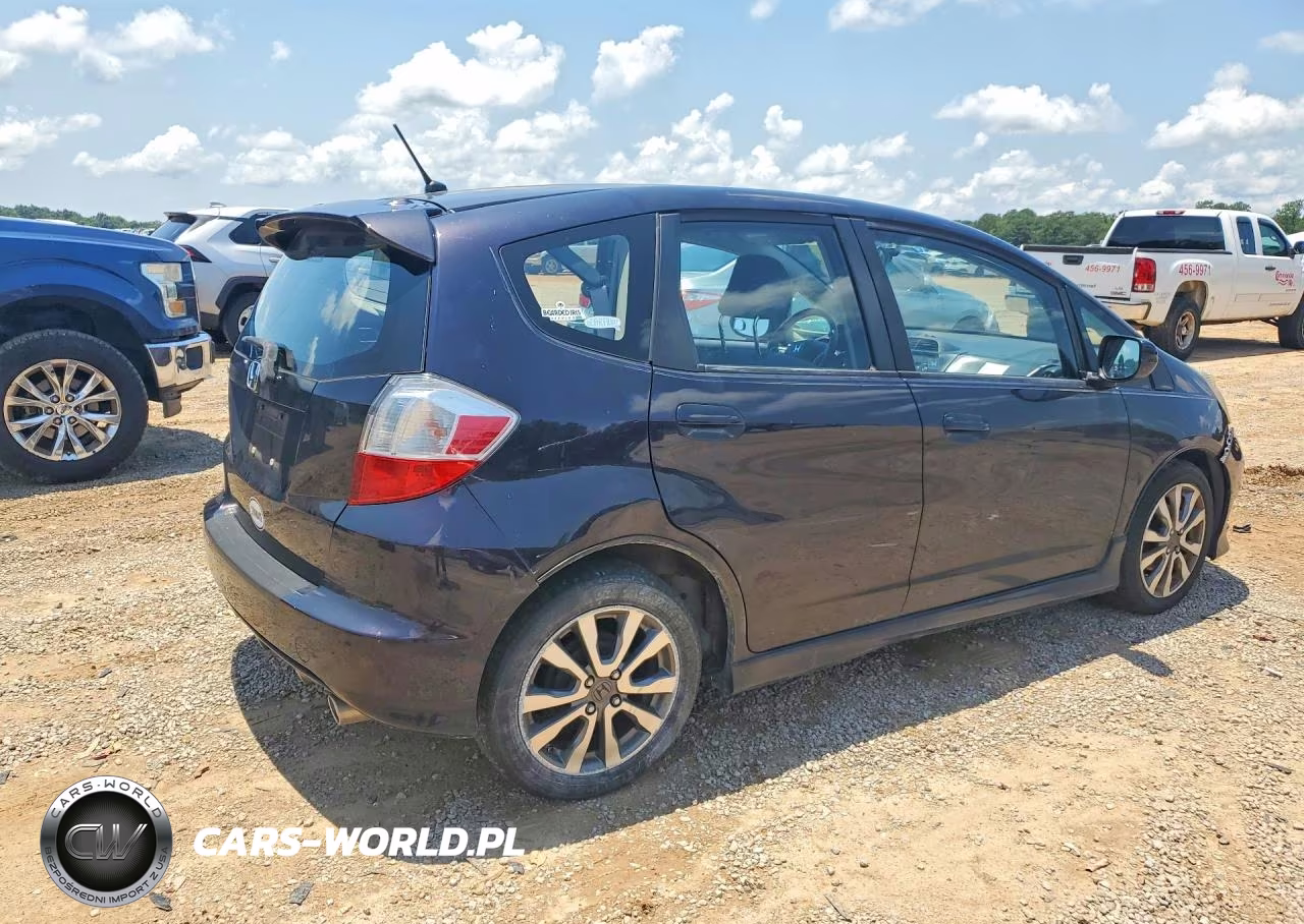 2013 Honda Fit Sport VIN:JHMGE8H5XDC055220 - 3