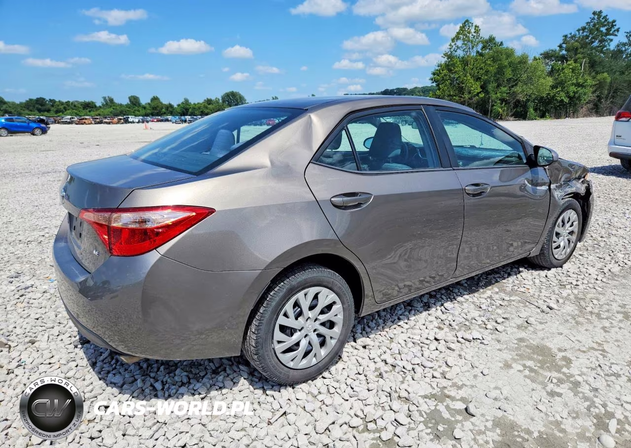 2017 Toyota Corolla Le VIN:2T1BURHEXHC858904 - 3