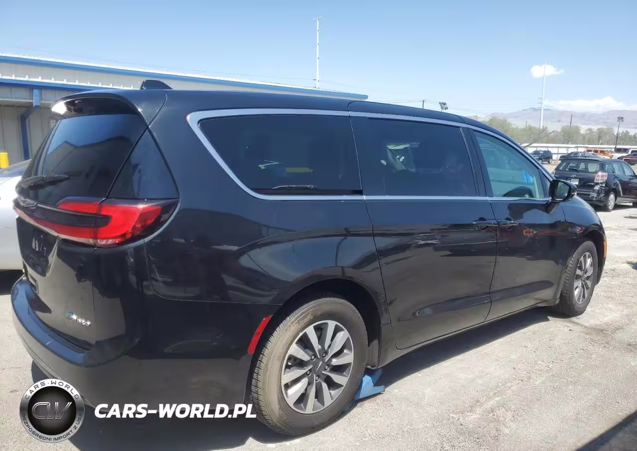 2022 Chrysler Pacifica Hybrid Touring L VIN:2C4RC1L73NR167110 - 3