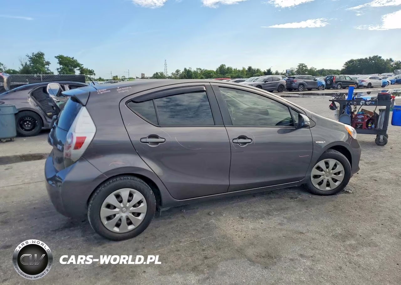 2014 Toyota Prius C Two VIN:JTDKDTB34E1560496 - 3