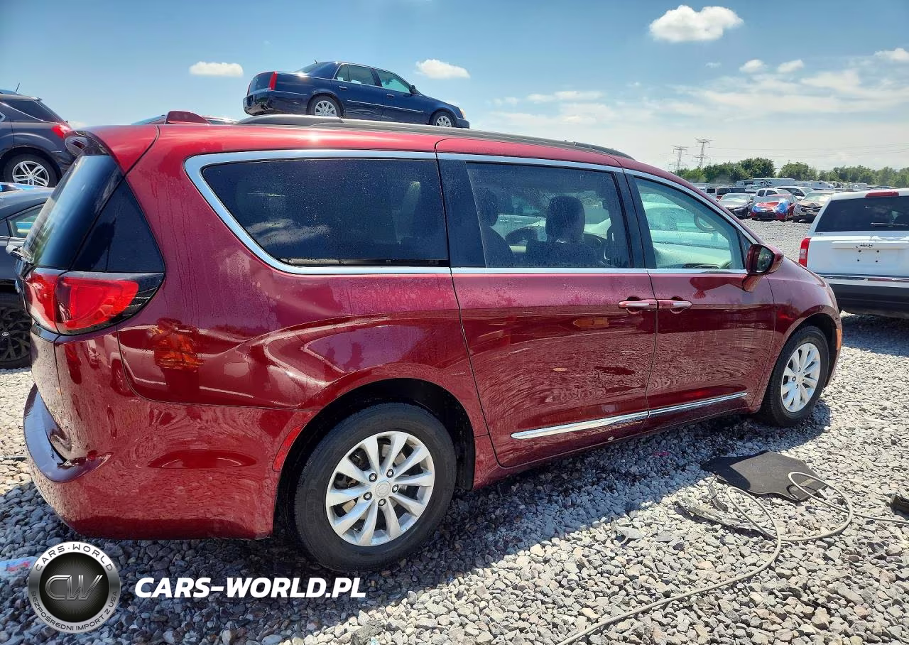 2017 Chrysler Pacifica Touring L VIN:2C4RC1BGXHR648221 - 3