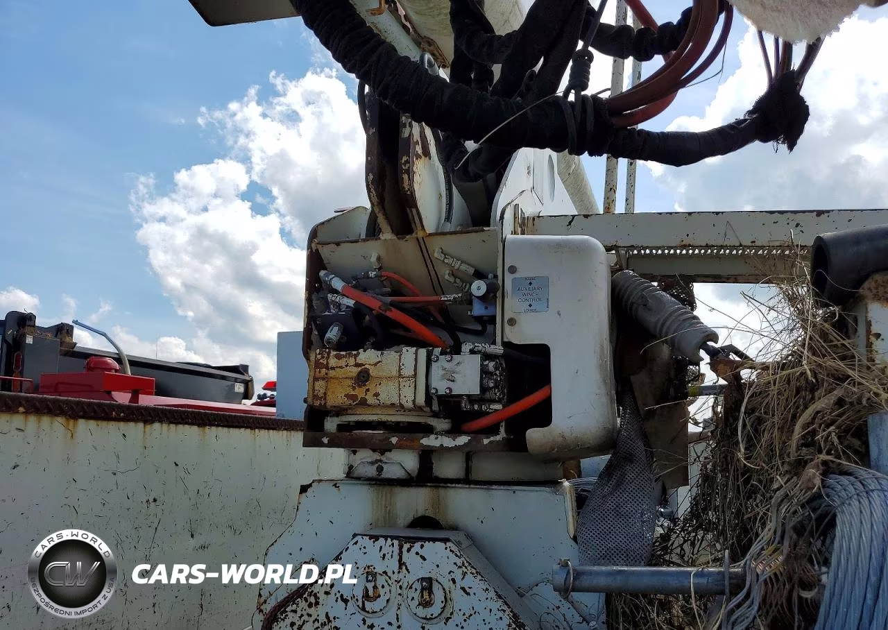 2000 International 4700 Bucket Truck VIN:1HTSCAAN4YH278206 - 10