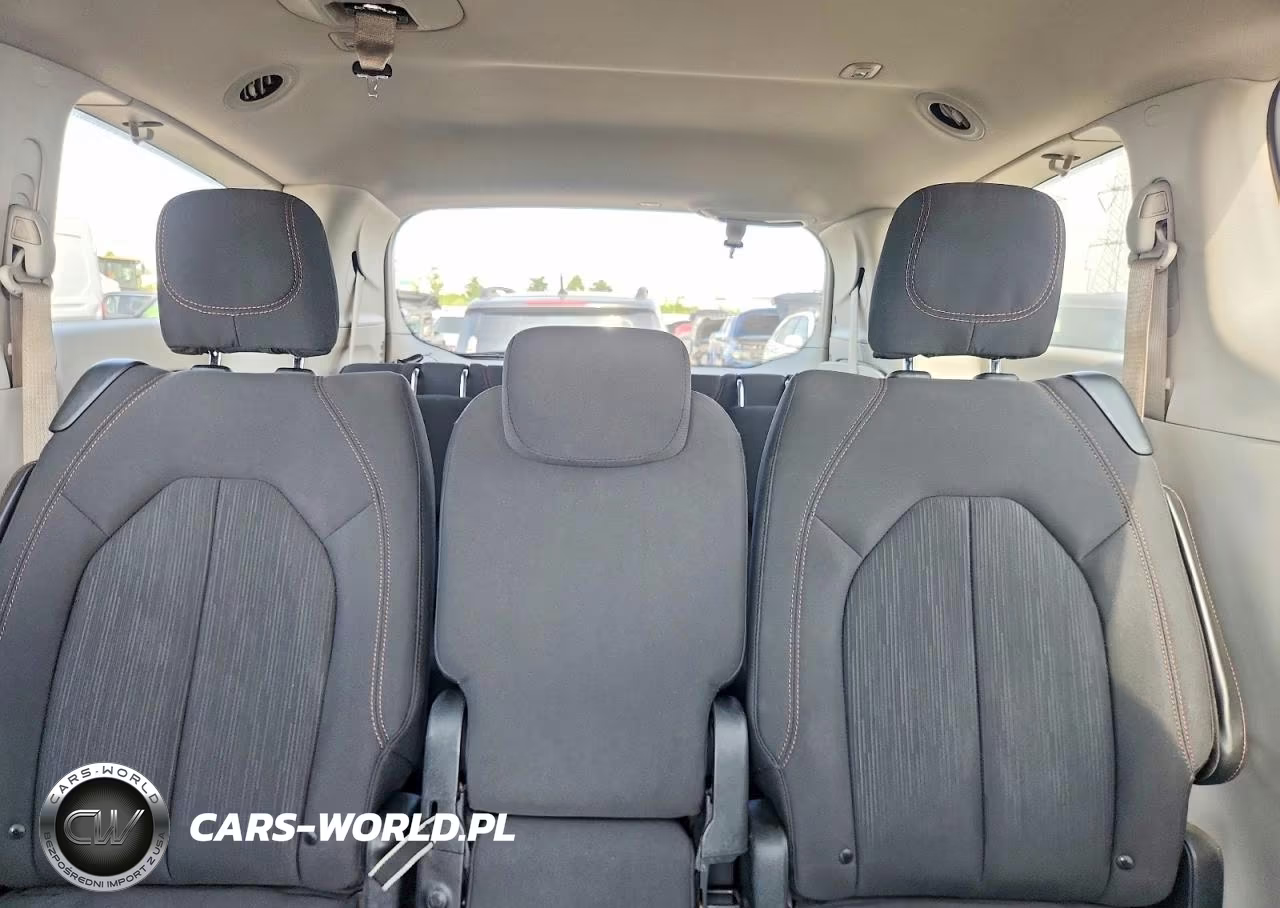 2019 Chrysler Pacifica Touring Plus VIN:2C4RC1FG0KR594252 - 10