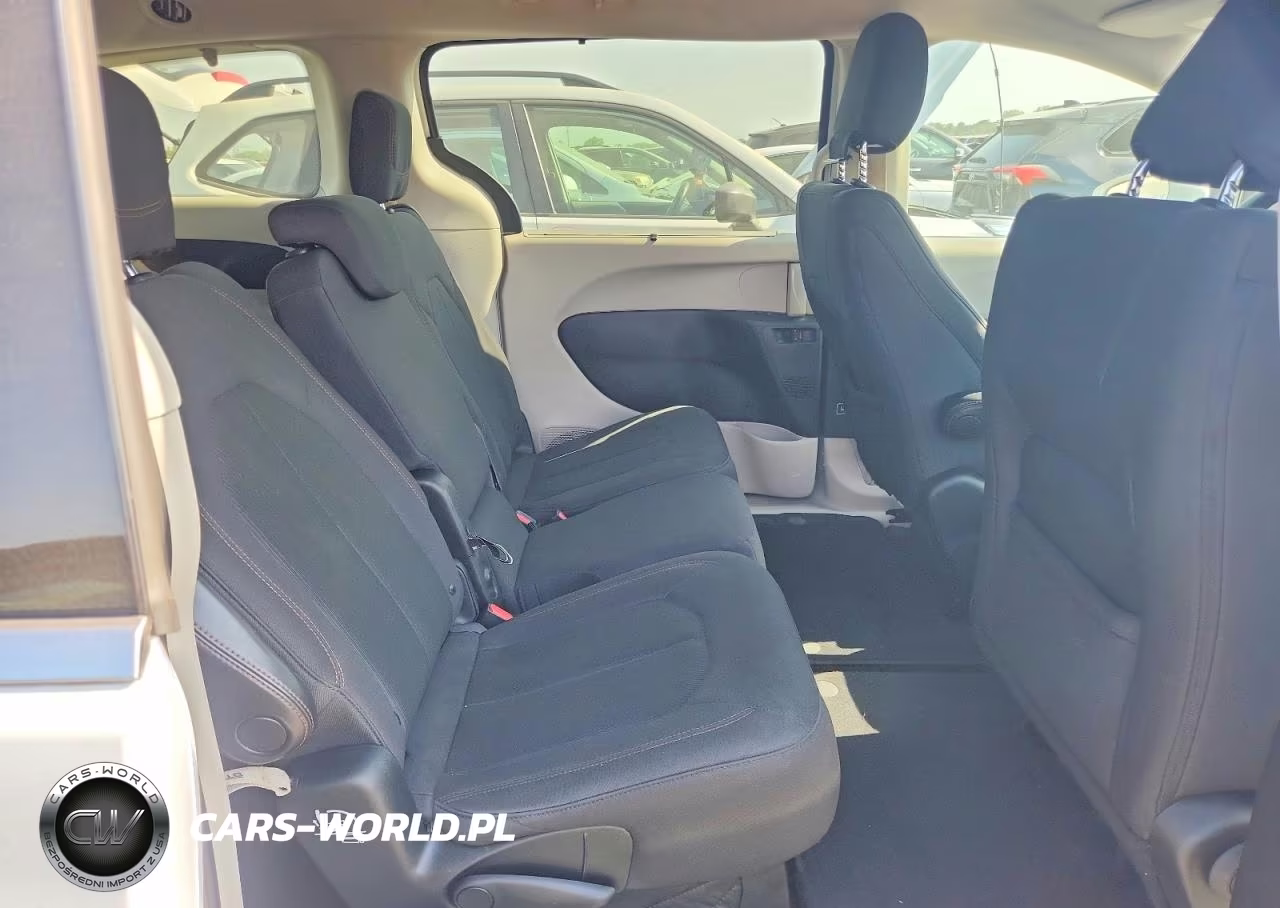2019 Chrysler Pacifica Touring Plus VIN:2C4RC1FG0KR594252 - 11