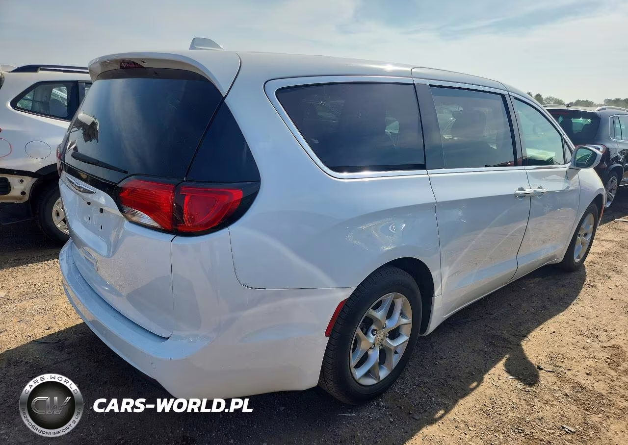 2019 Chrysler Pacifica Touring Plus VIN:2C4RC1FG0KR594252 - 3