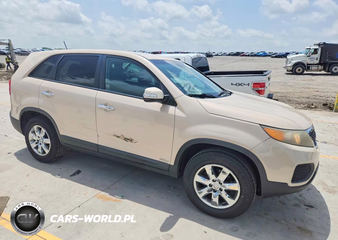 2011 Kia Sorento Lx VIN:5XYKTCA14BG174160 - 4