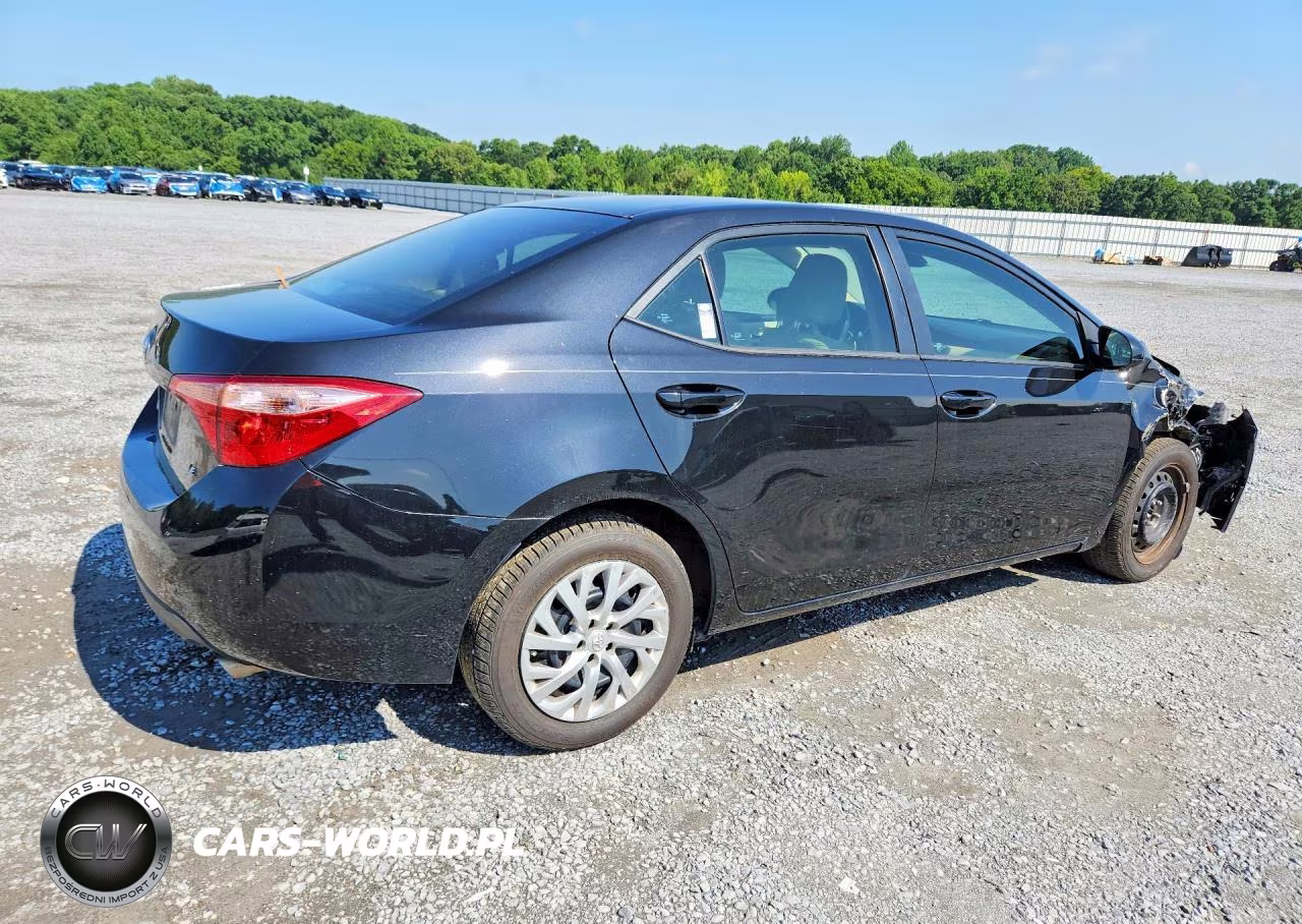 2018 Toyota Corolla Le VIN:5YFBURHE3JP744913 - 3