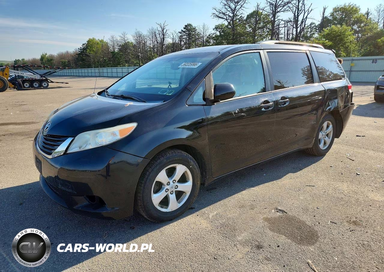 2012 Toyota Sienna Le – zdjęcie 1 z 13