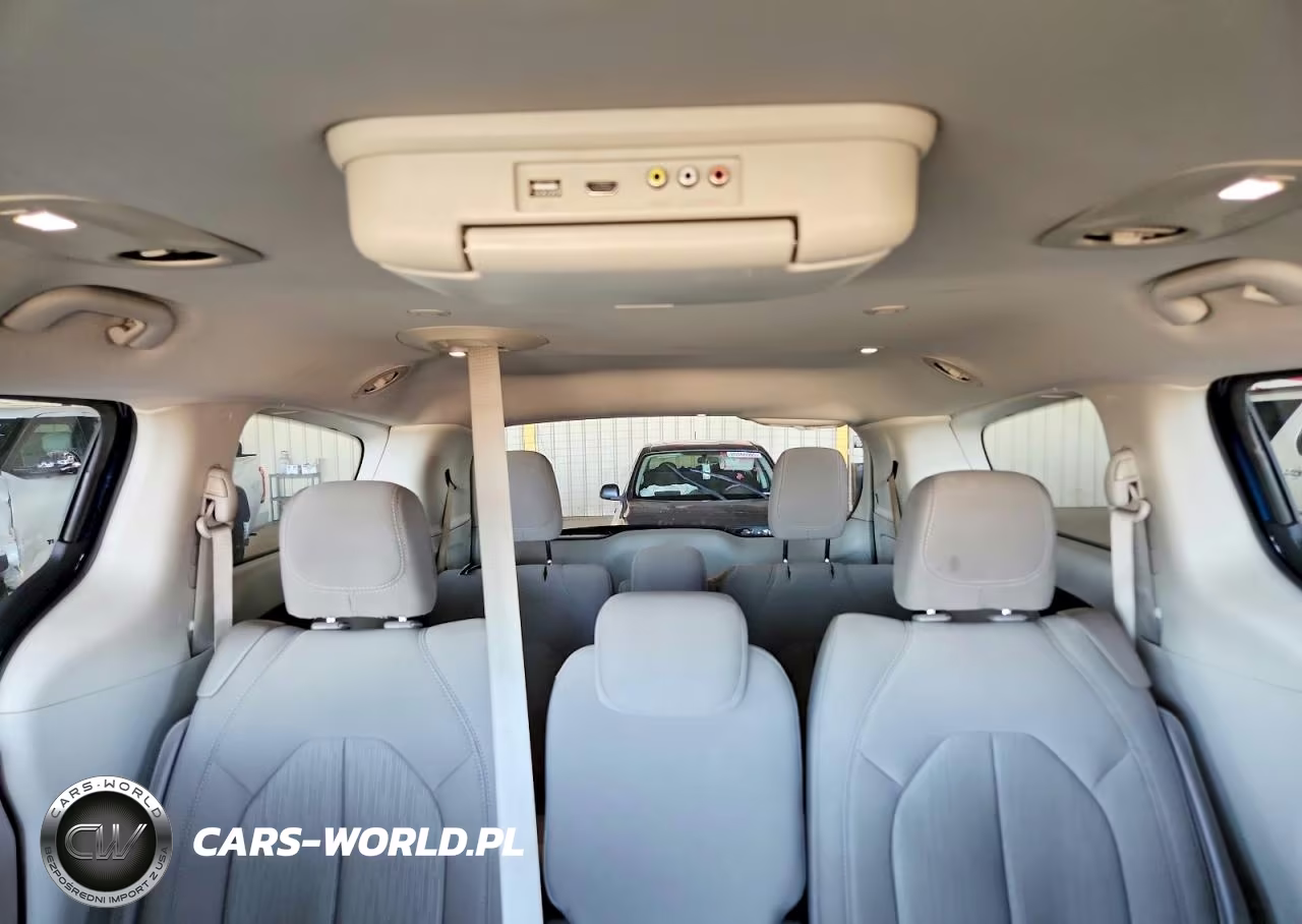 2018 Chrysler Pacifica Touring Plus VIN:2C4RC1FG9JR111520 - 10