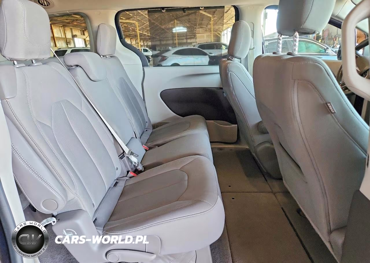 2018 Chrysler Pacifica Touring Plus VIN:2C4RC1FG9JR111520 - 11