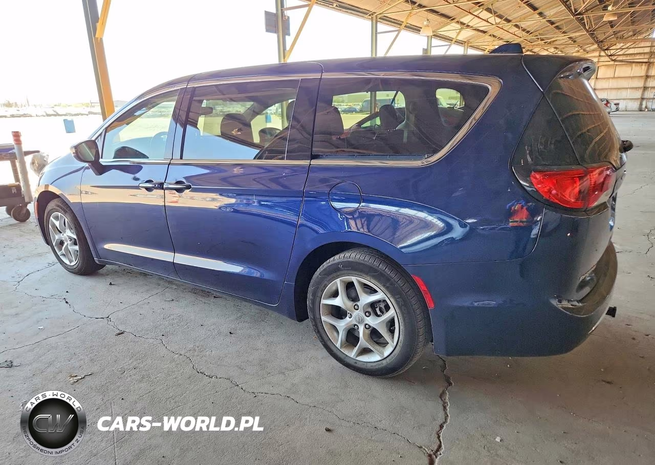 2018 Chrysler Pacifica Touring Plus VIN:2C4RC1FG9JR111520 - 2