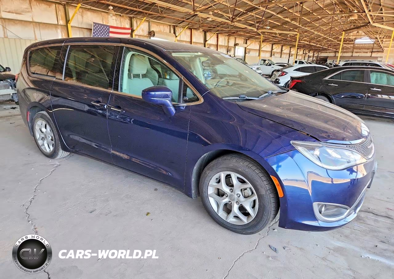 2018 Chrysler Pacifica Touring Plus VIN:2C4RC1FG9JR111520 - 4