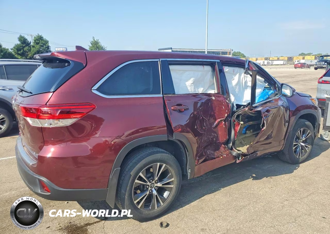 2018 Toyota Highlander Le Plus VIN:5TDBZRFH2JS863042 - 3