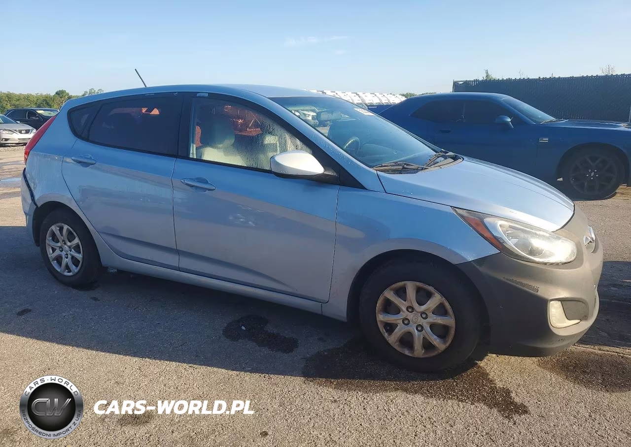 2013 Hyundai Accent Gs VIN:KMHCT5AE2DU106777 - 4