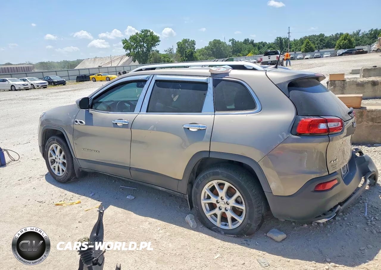 2018 Jeep Cherokee Latitude VIN:1C4PJMCXXJD582372 - 2
