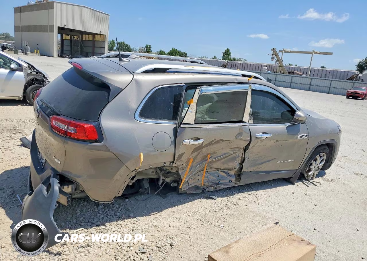 2018 Jeep Cherokee Latitude VIN:1C4PJMCXXJD582372 - 3