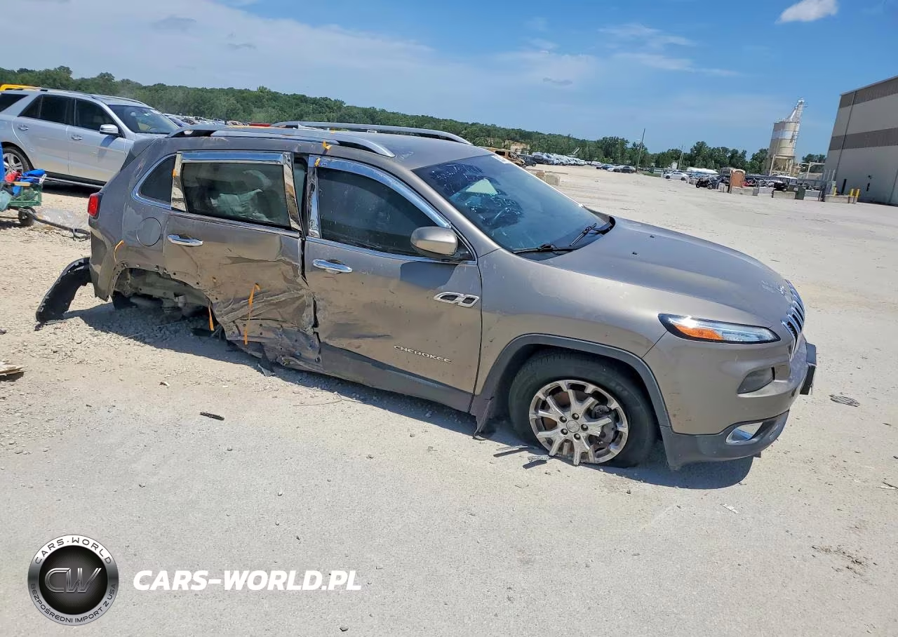 2018 Jeep Cherokee Latitude VIN:1C4PJMCXXJD582372 - 4