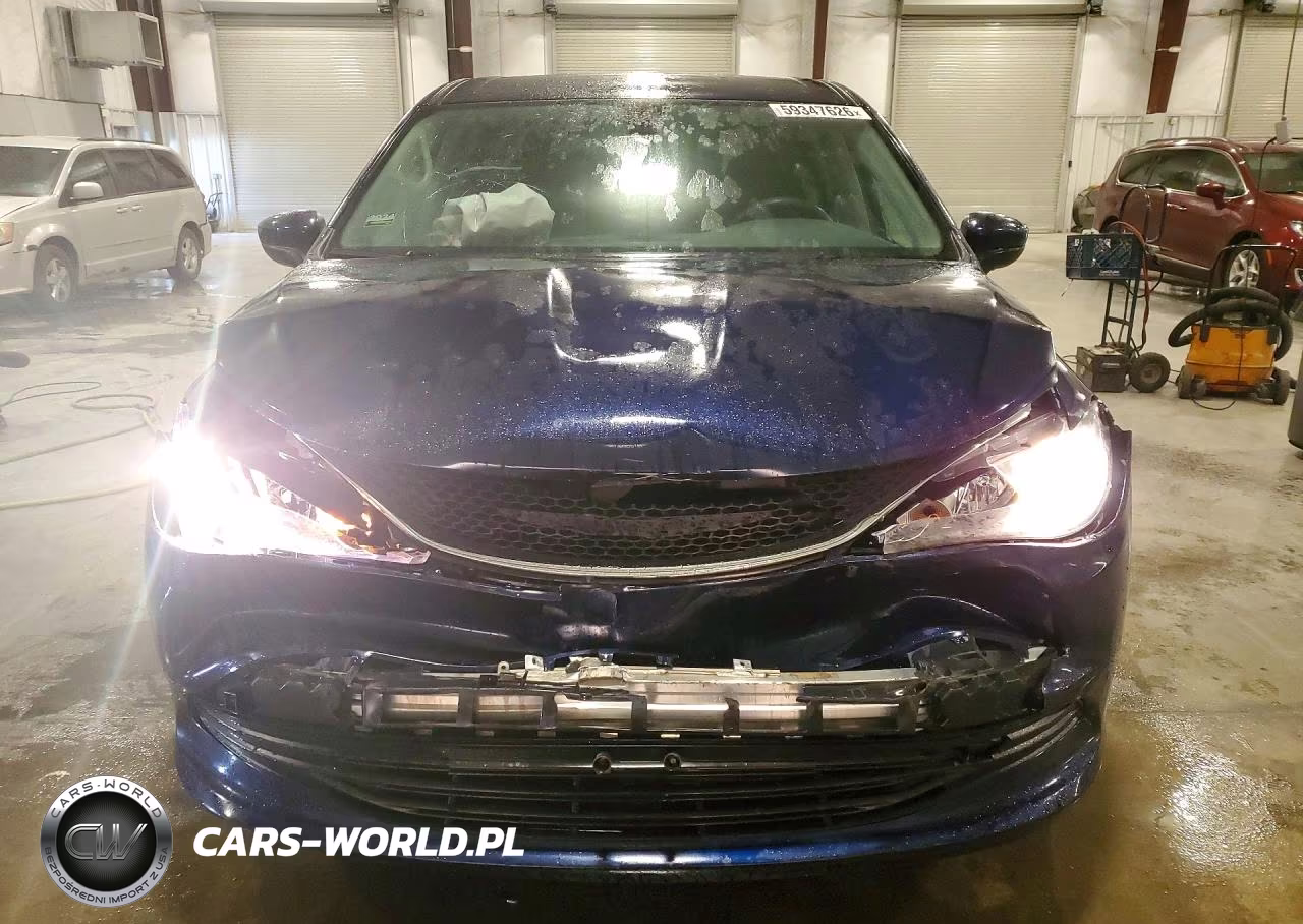 2017 Chrysler Pacifica Touring VIN:2C4RC1DG8HR588369 - 5
